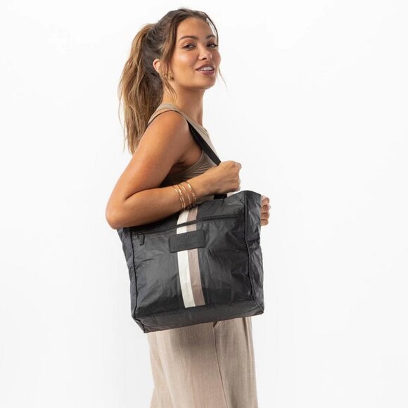 NWT Aloha Collection Go To Tote Le Voyageur Caffe on Black - Picture 2 of 6